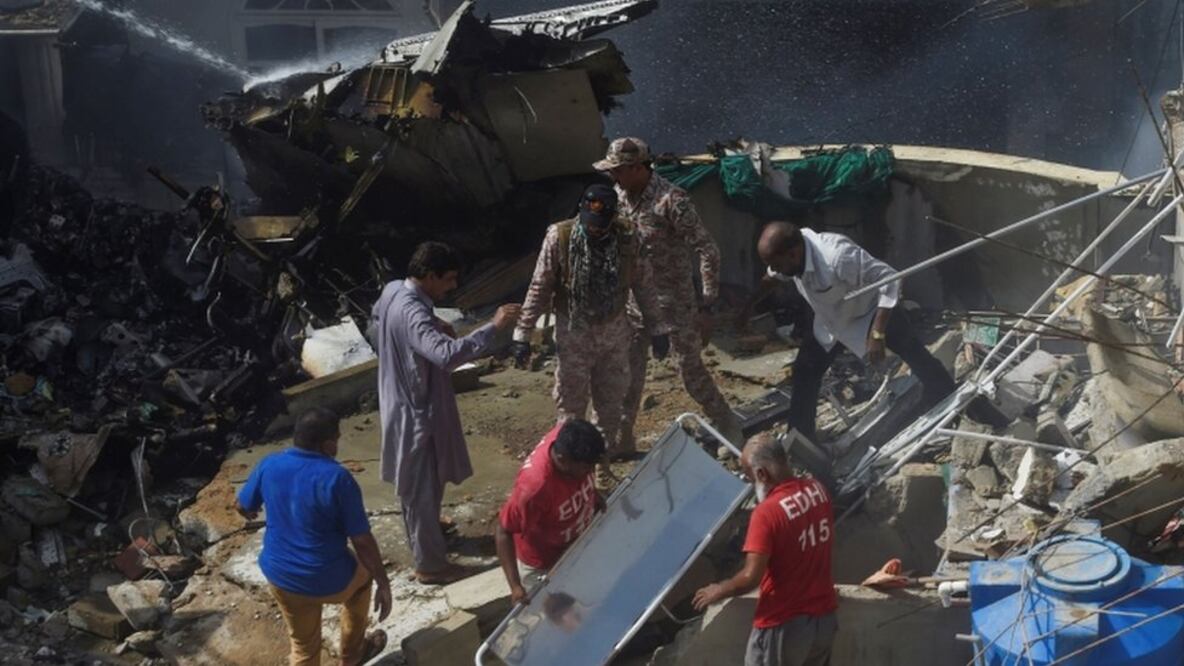 Accidente aéreo en Pakistán: decenas de muertos al estrellarse un avión en un barrio residencial de Karachi