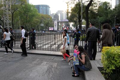 Continúan cierres en Reforma; retiran escenario