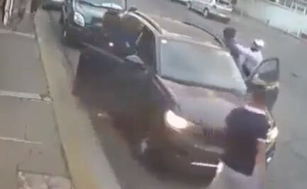 Video. En 20 segundos, despojan a pareja de su camioneta en Cuautitlán Izcalli