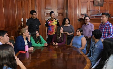 Maru Campos se reúne con estudiantes de preparatoria y universitarios en Chihuahua