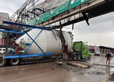 Tractocamión con exceso de dimensiones choca puente peatonal en Tultitlán; provoca cierre de Vía José López Portillo