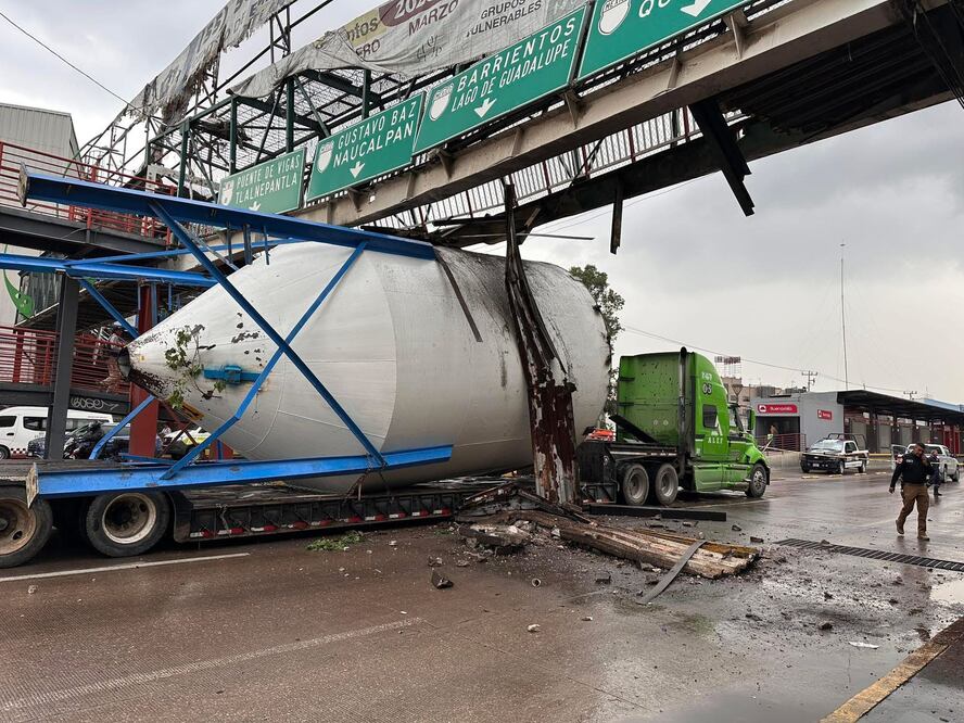 Un tractocamión con exceso de dimensiones chocó un puente peatonal, provocando el cierre temporal de la Vía José López Portillo, a la altura de la estación COCEM de la línea II del Mexibús. (Foto: especial)