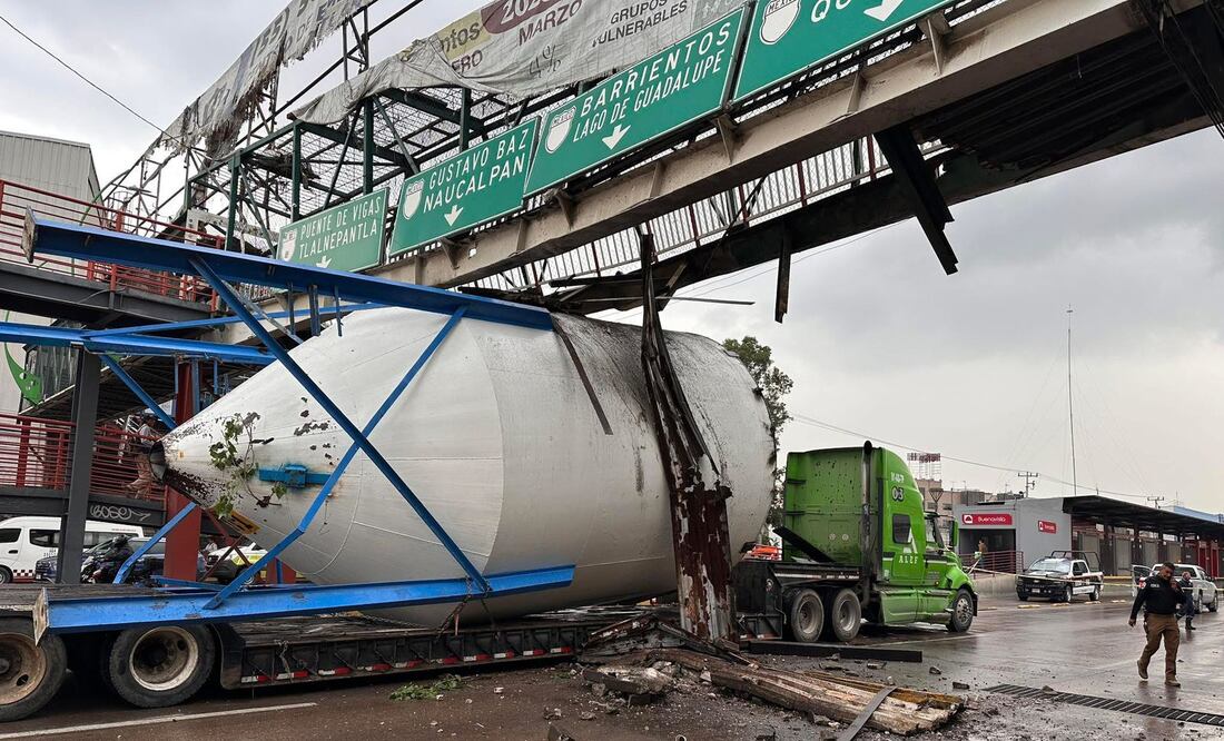 Un tractocamión con exceso de dimensiones chocó un puente peatonal, provocando el cierre temporal de la Vía José López Portillo, a la altura de la estación COCEM de la línea II del Mexibús. (Foto: especial)