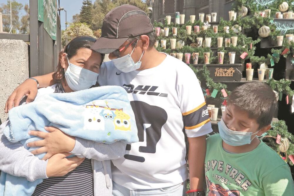 Julio Cerón y su esposa Jazmín presentaron a su bebé Tadeo ante la Virgen. FOTOS: BERENICE FREGOSO. EL UNIVERSAL