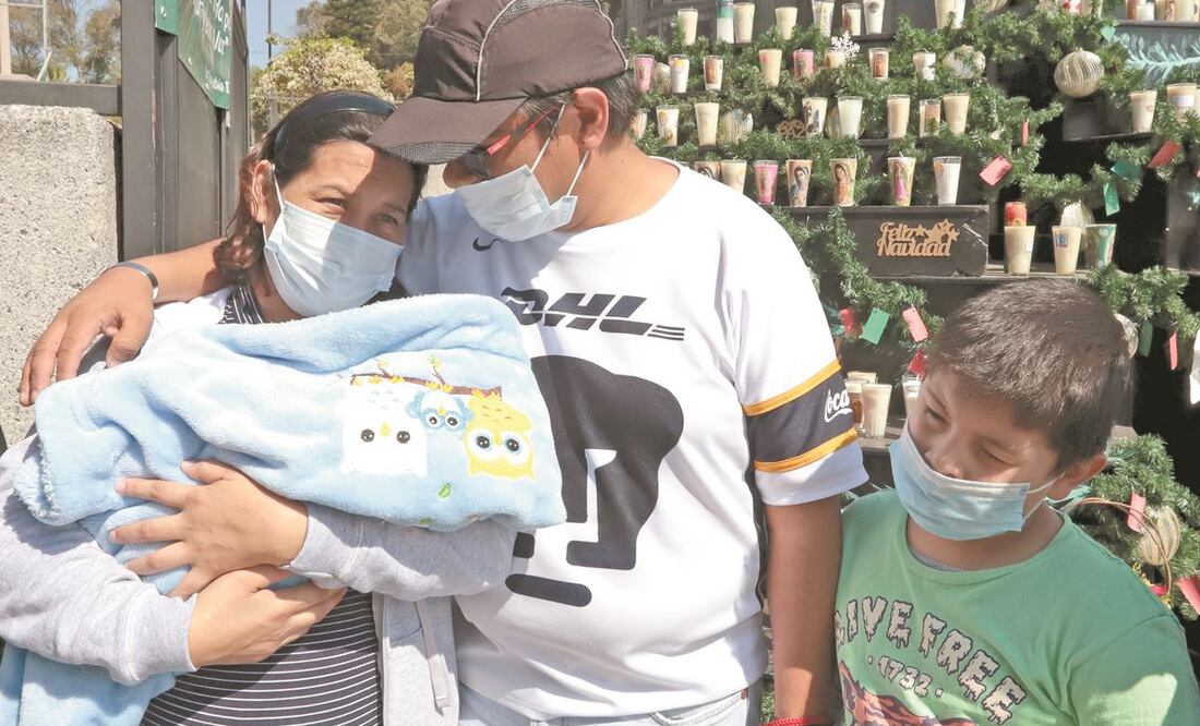 Julio Cerón y su esposa Jazmín presentaron a su bebé Tadeo ante la Virgen. FOTOS: BERENICE FREGOSO. EL UNIVERSAL