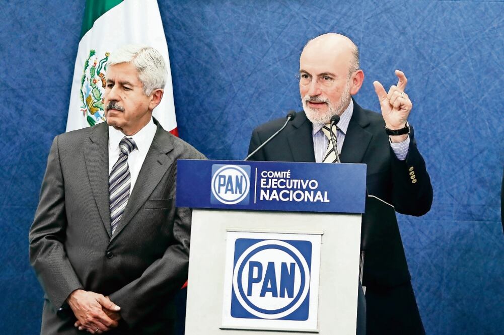 En compañía del ex senador Fauzi Hamdan (izq.), el presidente de la Comisión Anticorrupción del PAN, Luis Felipe Bravo Mena, afirma que antes de la instalación oficial de este órgano interno —el miércoles pasado— había 26 denuncias (LUIS CORTÉS)