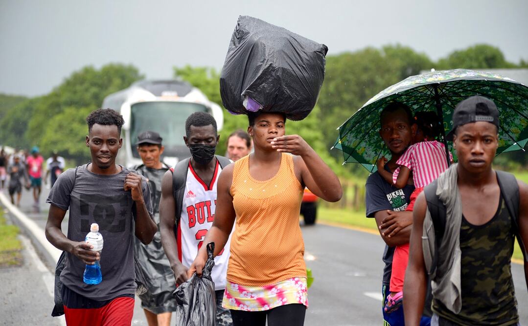Una segunda caravana de unas 400 personas seguía ayer su paso hacia Mapastepec, Chiapas. Fotos: JACOB GARCÍA. EL UNIVERSAL