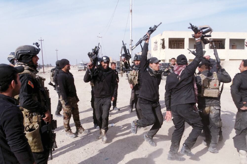 Fuerzas de seguridad iraquíes celebran la liberación de Ramadi (REUTERS)