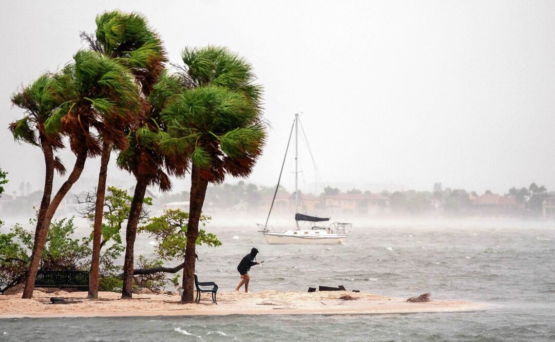 Una residente pesca mientras se acerca el huracán Milton, en Sarasota, Florida. El meteoro llega justo después del reciente y catastrófico Helene. Foto: AFP