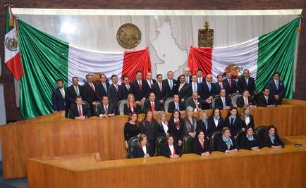 Rinden protesta 42 diputados en Congreso de NL