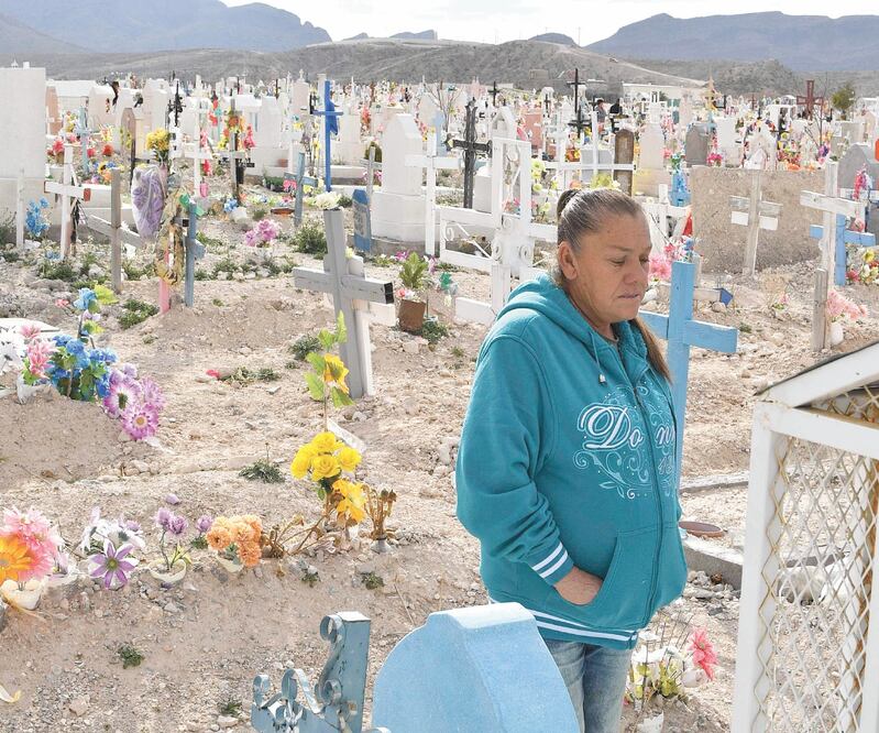 María Guadalupe Guereca visita la tumba de su hijo Sergio Hernández, en Ciudad Juárez, Chihuahua, en 2017. El joven murió a causa de los disparos efectuados por el agente fronterizo Jesús Mesa desde el lado estadounidense, en 2010. Foto: YURI CORTEZ. AFP