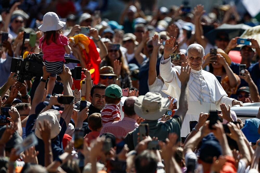 El papa León XIV saluda a los fieles en la plaza de San Pedro, en el Vaticano, durante el Jubileo de las Familias, los Niños, Abuelos y Adultos Mayores. FOTO: EFE