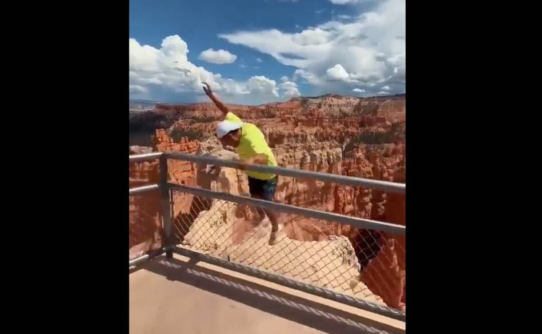 El hecho quedó grabado que un video, donde se observa cómo el sujeto salta la valla de seguridad, pero al caer mal resbala por en esta atracción en Arizona. Foto: Tomada de video