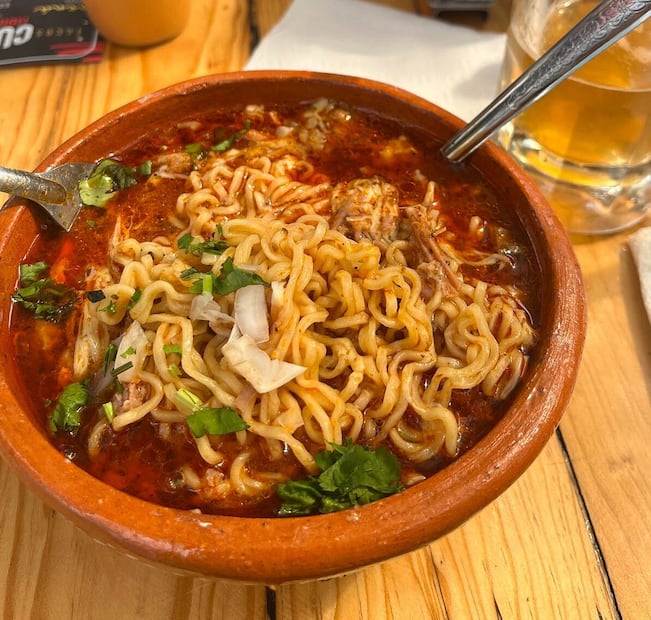 Delicioso birriamen con birria de res, caldito, fideos de ramen y sus complementos. Foto: tripadvisor