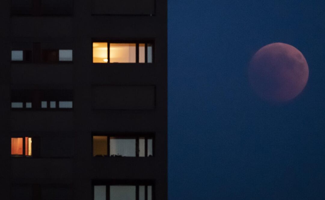 Este evento único no sólo marcará la última luna llena de primavera, también será la luna llena más baja del año vista desde el hemisferio norte en décadas. Foto: EFE/EPA/ENNIO LEANZA, archivo