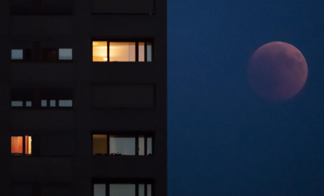 Este evento único no sólo marcará la última luna llena de primavera, también será la luna llena más baja del año vista desde el hemisferio norte en décadas. Foto: EFE/EPA/ENNIO LEANZA, archivo