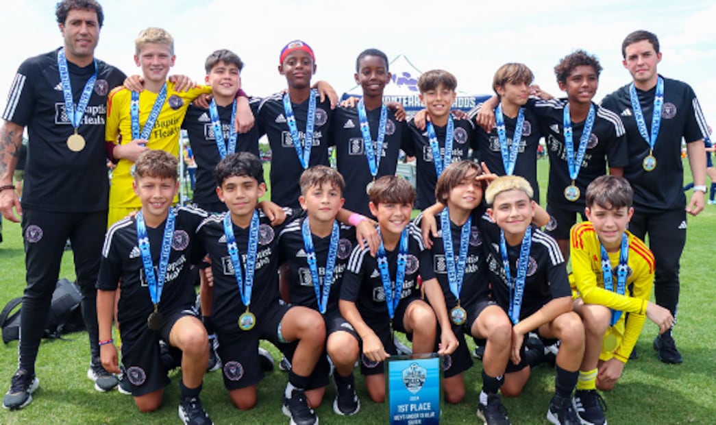 Benjamín Suárez y Thiago Messi con las medallas de ganadores / Foto: Rayados