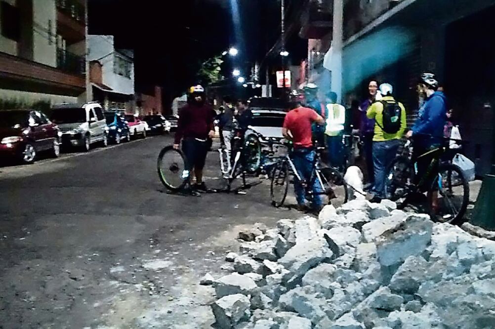 Cerca de 20 ciclistas se manifestaron en el 63 de la calle Fresas, en la colonia Tlacoquemécatl donde, de acuerdo con redes sociales, vive #LordAudi (ESPECIAL)