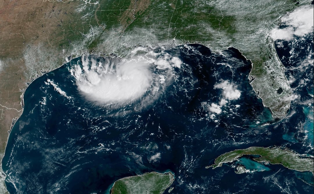 Imagen satelital difundida por la NOAA muestra al ciclón tropical potencial número cinco formándose sobre el Golfo de México el lunes 31 de agosto. Foto: AP