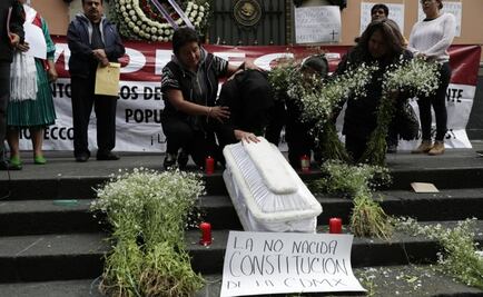 Protestan con féretro frente a la Asamblea Constituyente