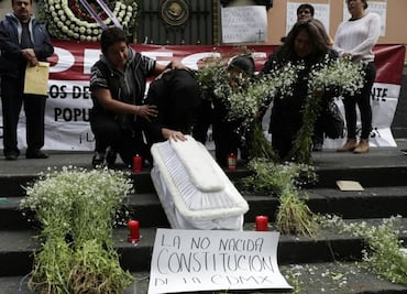Protestan con féretro frente a la Asamblea Constituyente