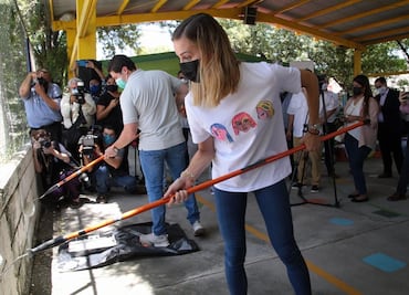 Samuel García y su esposa apadrinan con 100 mil pesos dos escuelas en NL