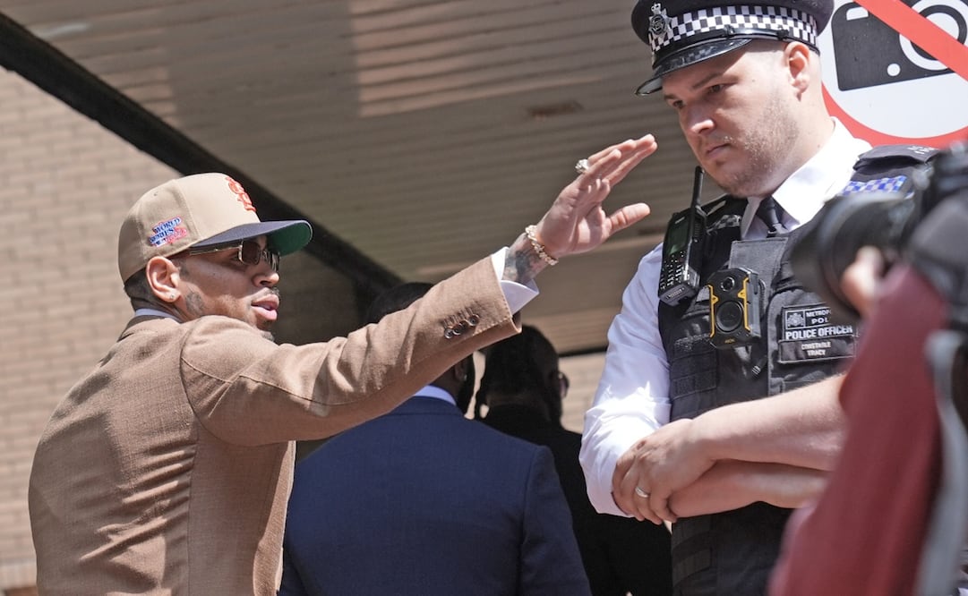 Chris Brown llega al Tribunal de la Corona de Southwark, en Londres. Foto: AP.