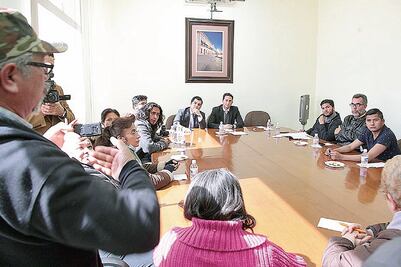 Exigen a diputados que se bajen el sueldo y reprochan compra de autos