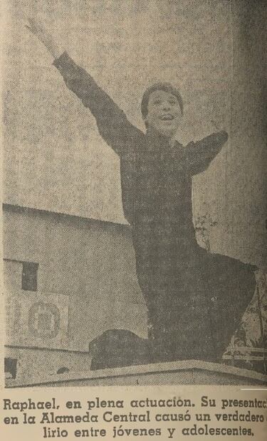 Cuando el concierto de Raphael en la Alameda Central mandó a una fan al hospital y otras 70 se desmayaron