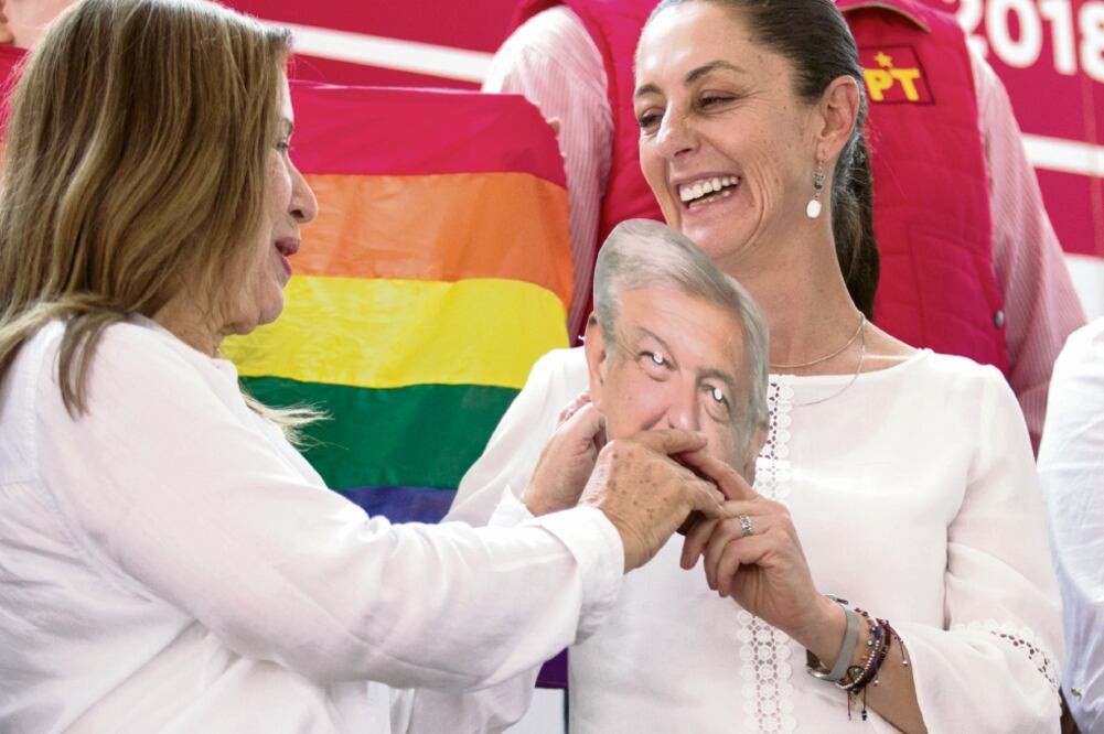 Las candidatas de Morena a la alcaldía de Coyoacán, María Rojo, y a la jefatura de Gobierno, Claudia Sleinbaum, en un mitin en esa demarcación. Foto: GALO CAÑAS. CUARTOSCURO