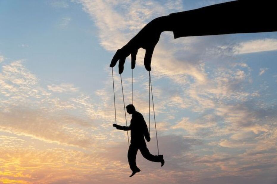 La micromanipulación es una forma sutil de manipulación. Fuente: Freepik.
