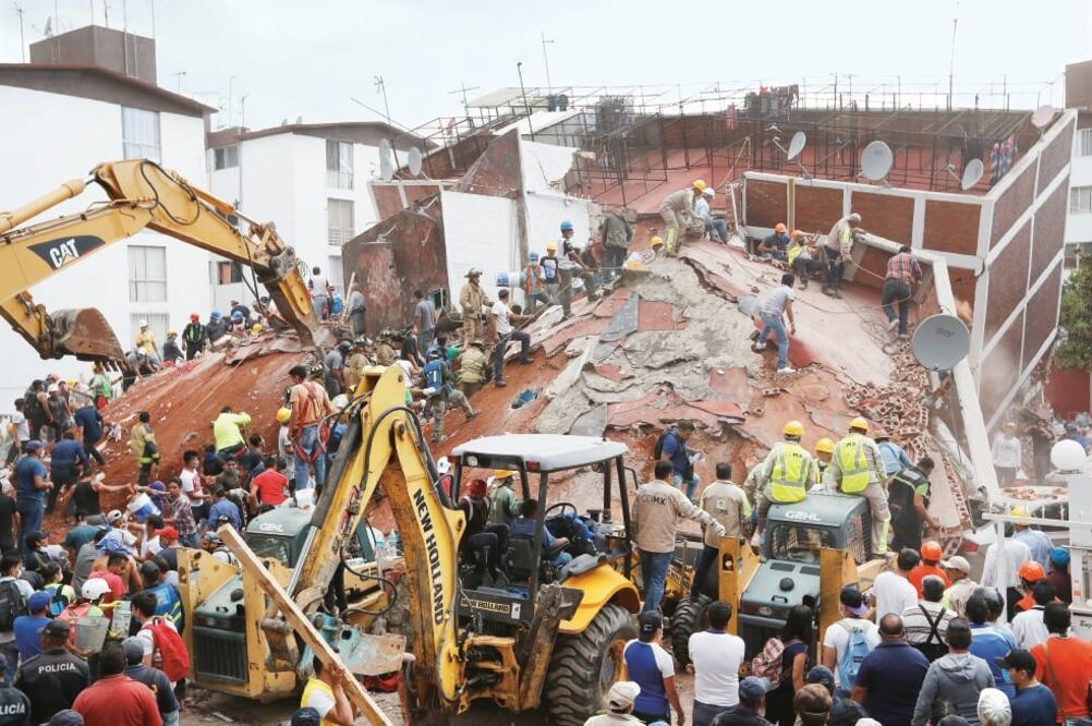 Personal de rescate acudió a un edificio colapsado en Coapa (LUIS CORTÉS. EL UNIVERSAL)