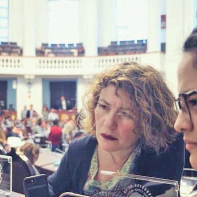 La diputada de Morena Paula Soto (izq.) preside la Comisión de Igualdad de Género en el Congreso de la Ciudad de México. (ARCHIVO EL UNIVERSAL)