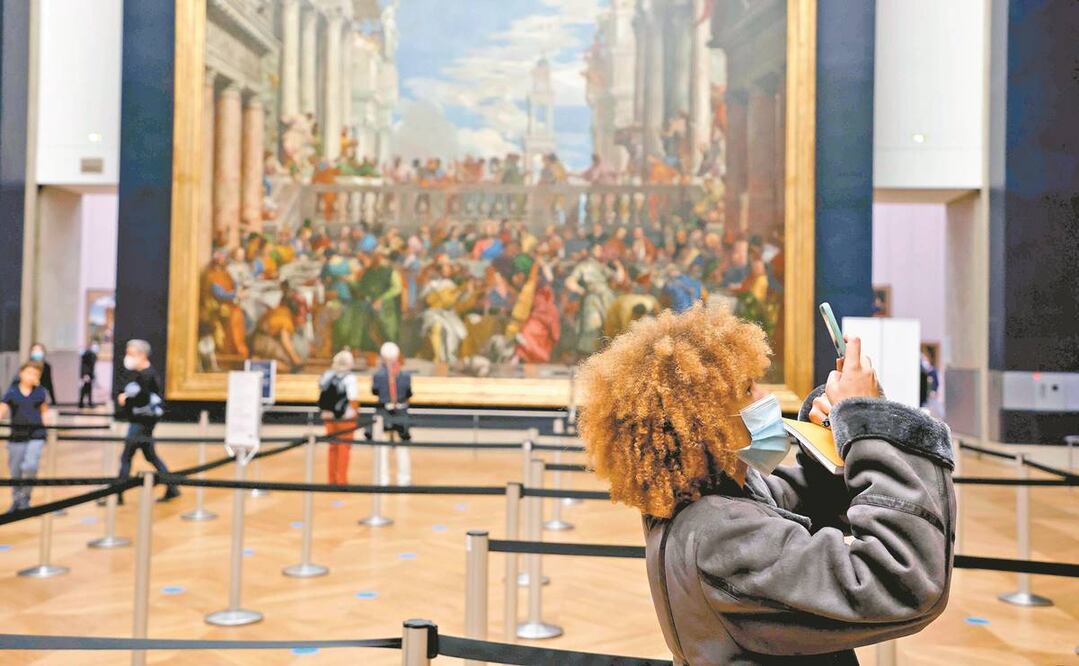 Visitantes en el Museo de Louvre, ayer en París. En esta ciudad y en otras ocho se decretó toque de queda nocturno. Foto: LUDOVIC MARIN. AFP