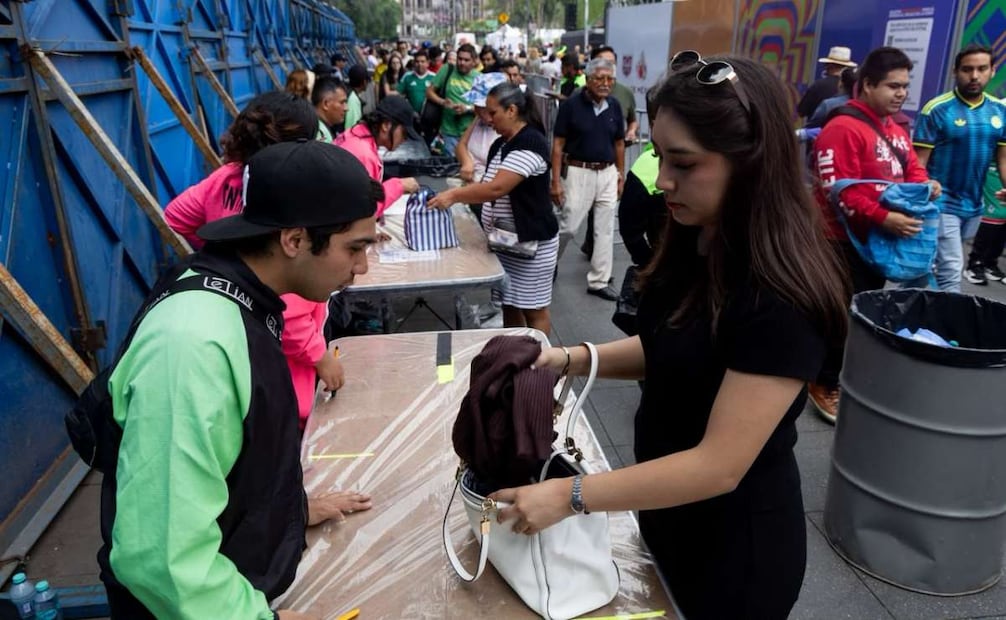 Se instalaron mesas para la revisión de bultos. Foto: Hugo Salvador / EL UNIVERSAL