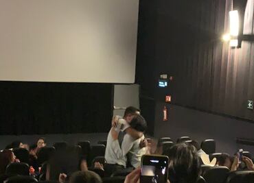 ¡Que vivan los novios! Propuesta de matrimonio en estreno de Spider-Man: No Way Home se viraliza