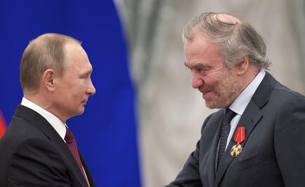 Vladímir Putin condecora a los participantes de concierto en las ruinas de Palmira