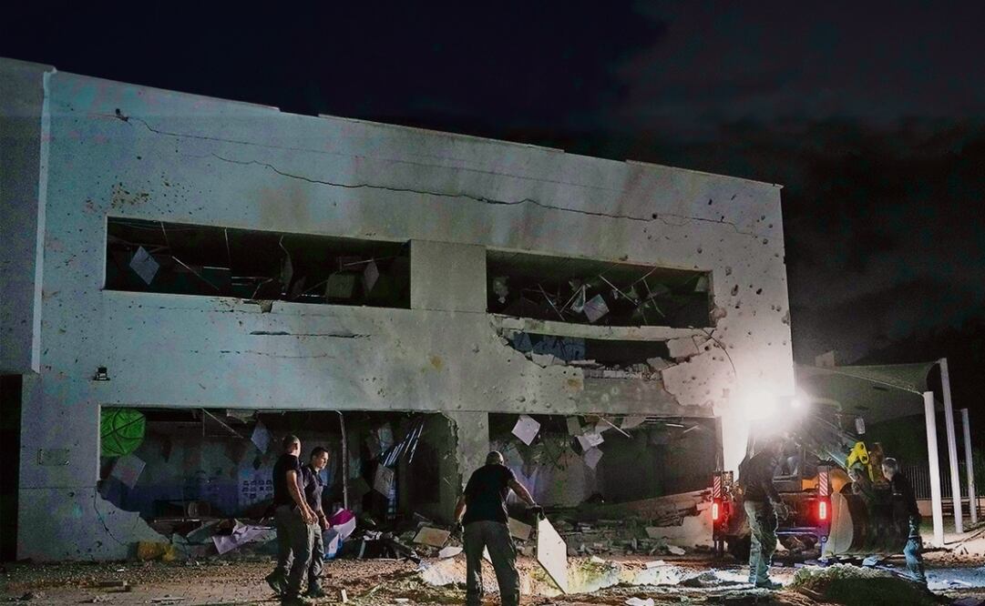 Policías israelíes trabajan en un edificio escolar dañado por los misiles lanzados por Irán en Gadera, Israel, el pasado 1 de octubre. Foto: Tsafrir Abayov / AP