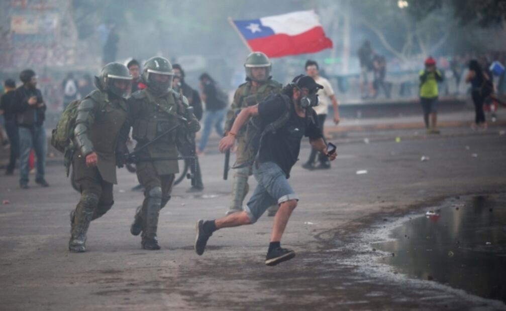 Tanqueta en Chile embiste y aplasta a manifestante; video se hace viral