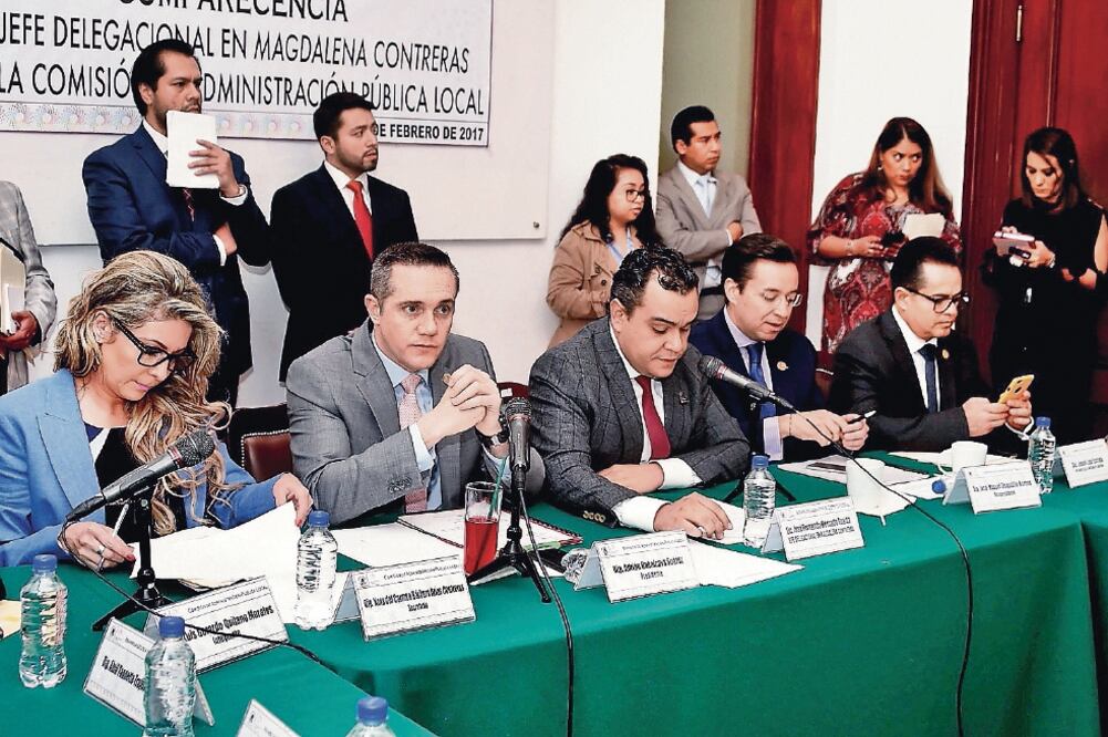 Adrián Rubalcava, presidente de la Comisión de Administración Pública Local (sentado, segundo de izq. a der.), dijo en su comparecencia que pedirá una reunión con el titular de Finanzas local (ALDF)