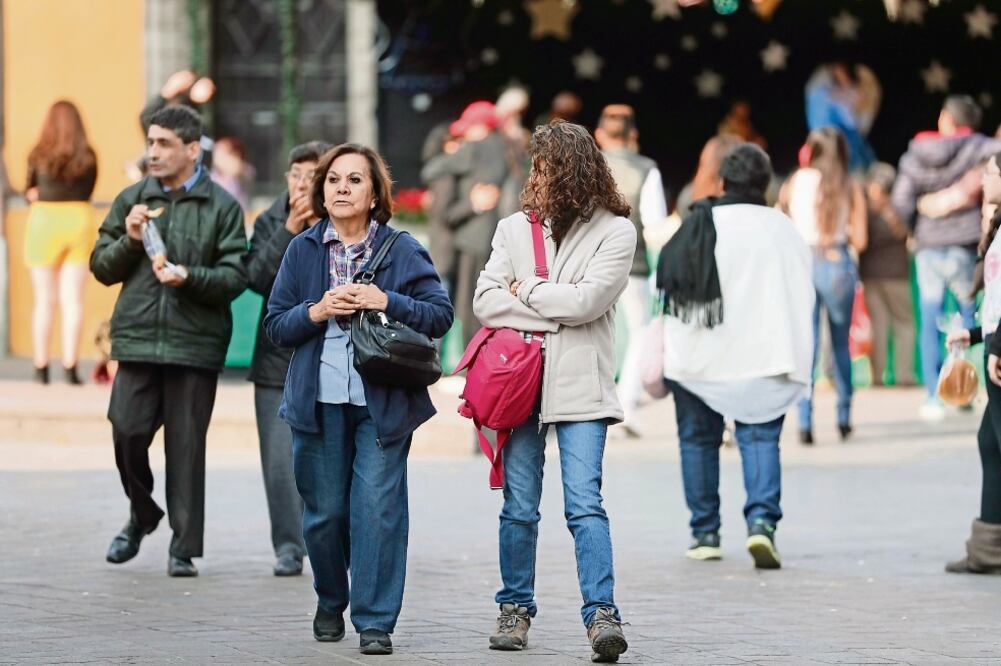 Protección Civil exhorta a los capitalinos a salir bien abrigados y evitar cambios bruscos de temperatura, para prevenir enfermedades respiratorias (SANDRA HERNÁNDEZ)