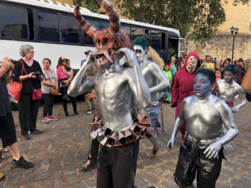 Inician carnavales en Oaxaca con desfile en la capital