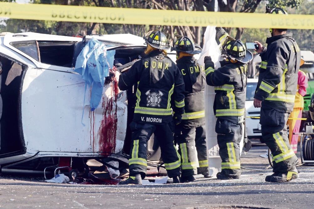 Los primeros reportes refieren que el conductor de un automóvil Audi circulaba a exceso de velocidad y no alcanzó a frenar al ver que un Tsuru se detuvo de manera intempestiva (ARMANDO MARTÍNEZ. EL UNIVERSAL)