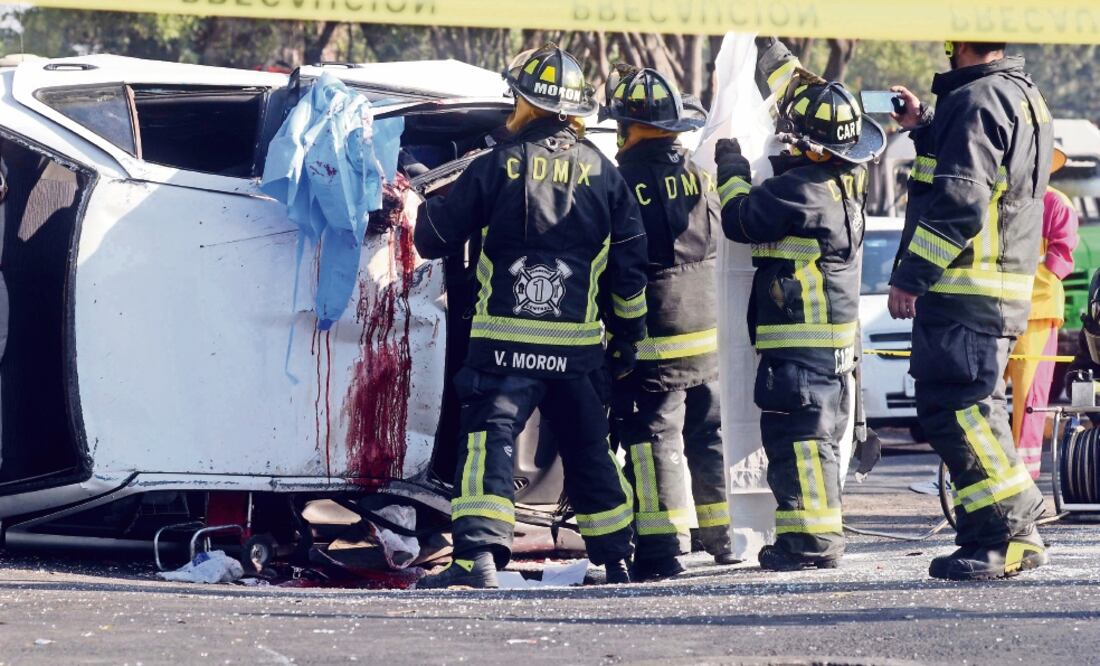 Los primeros reportes refieren que el conductor de un automóvil Audi circulaba a exceso de velocidad y no alcanzó a frenar al ver que un Tsuru se detuvo de manera intempestiva (ARMANDO MARTÍNEZ. EL UNIVERSAL)
