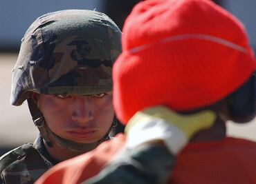 Las fotos secretas de los primeros detenidos en Guantánamo reveladas por EU