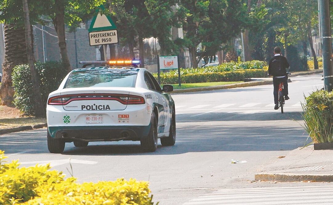 Elementos preventivos patrullan las calles de Miguel Hidalgo. De acuerdo con el comisionado para la Seguridad de la alcaldía, Abraham Borden, cada día se estudia la morfología del delito para combatir los crímenes. Foto: KARINA CONTRERAS/EL UNIVERSAL