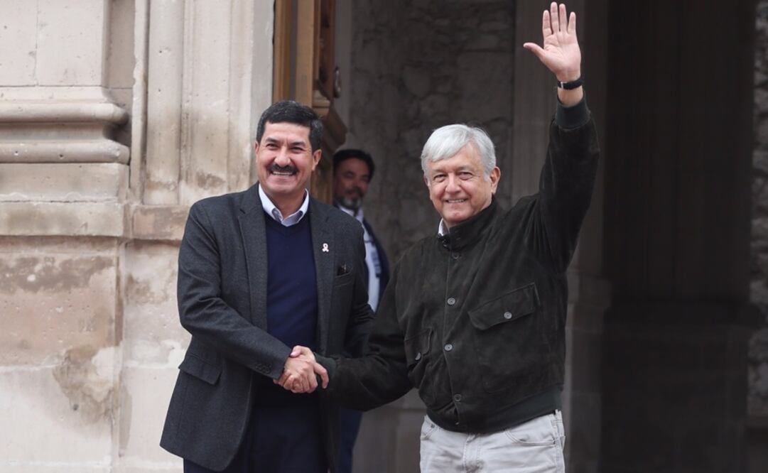 El gobernador de Chihuahua, Javier Corral recibe al presidente electo, Andrés Manuel López Obrador. Foto: Berenice Fregoso/EL UNIVERSAL