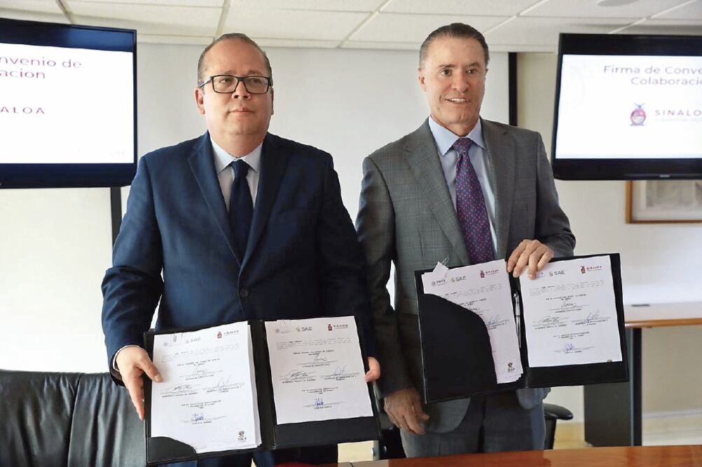 El mandatario Quirino Ordaz Coppel (der.) y Ricardo Rodríguez, titular del SA E, firmaron un convenio de colaboración para que la subasta sea transparente