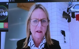 "Pueden ver mi ropa, no pasa nada": política de Nueva Zelanda se vuelve viral tras aparecer en su baño durante una reunión