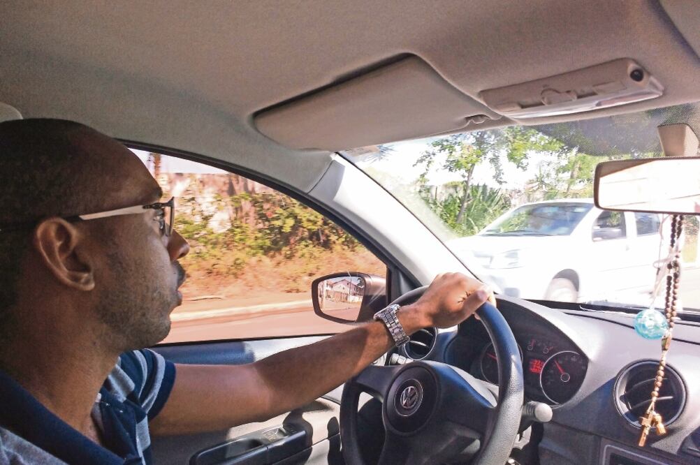 Al igual que en México, quienes ofrecen el servicio de Uber encuentran oposición de los taxistas comunes (HÉCTOR A. MORALES. EL UNIVERSAL)